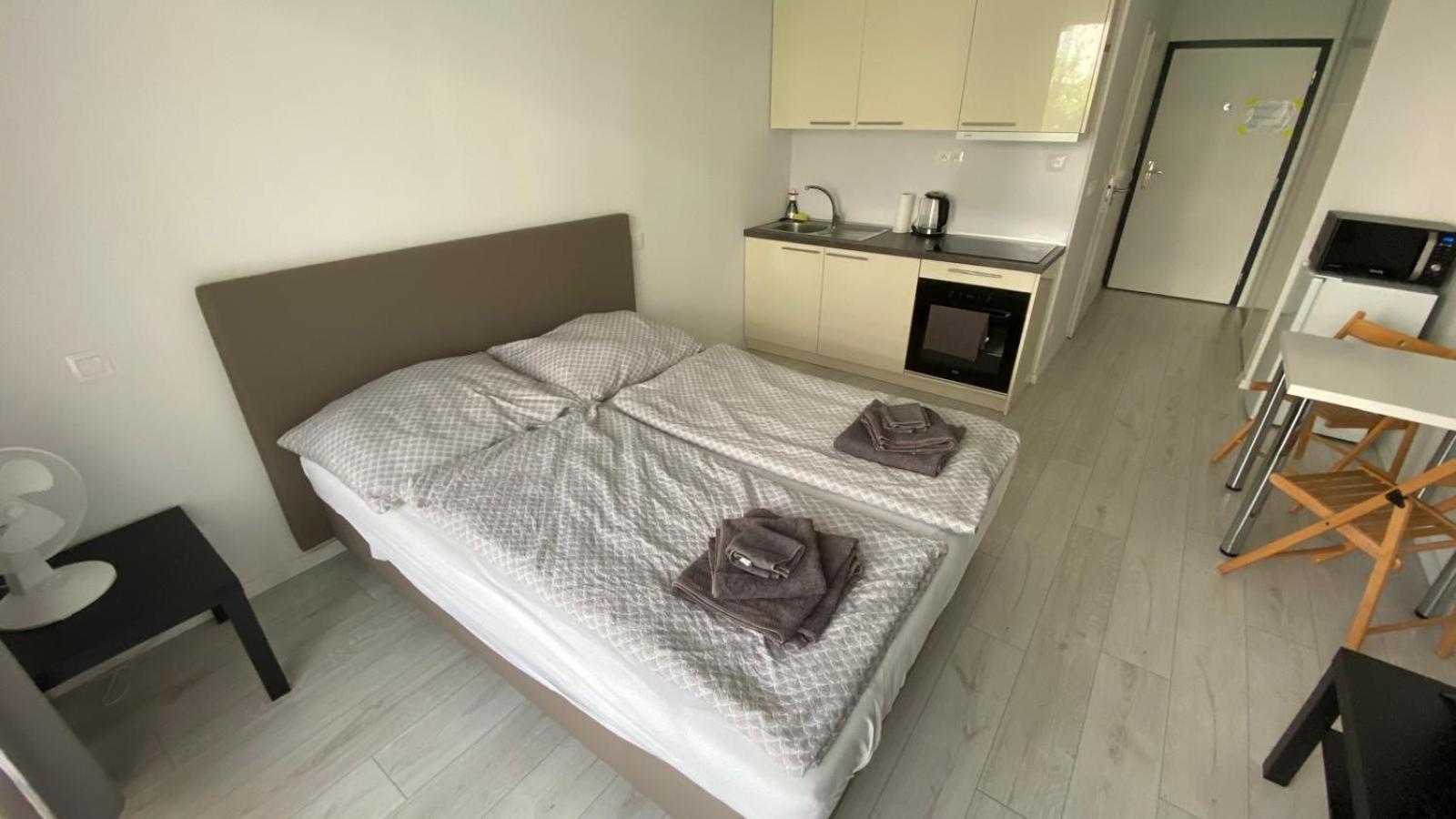 1 Room Apartment With Terrace, Slnecnice Bratysława Zewnętrze zdjęcie